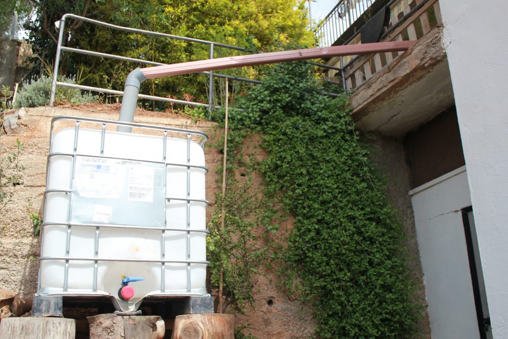 Instalación de depósito pluvial en patio de vivienda en Badalona por Canales Canaltex
