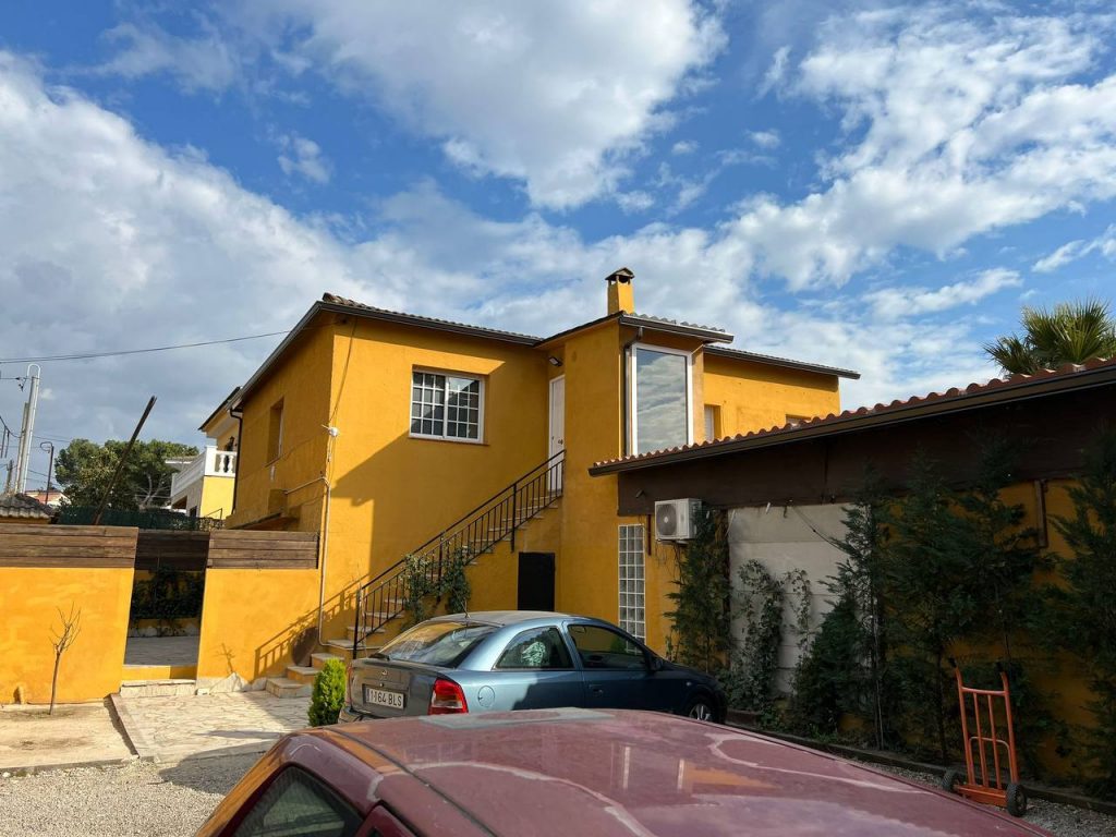 Instalación de canalones y bajantes en fachada de vivienda en Caldes de Montbui por Canales Canaltex