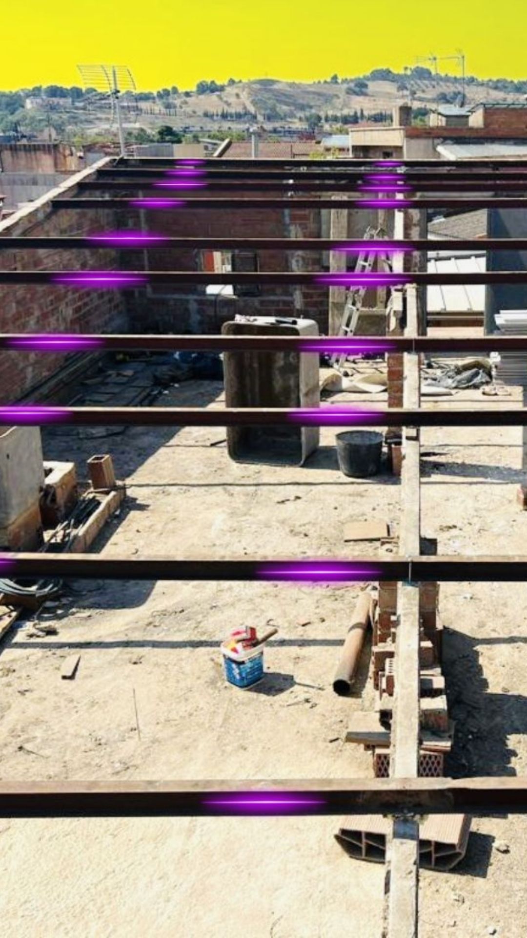 Panel teja instalado sobre estructura metálica moderna en espacio comercial