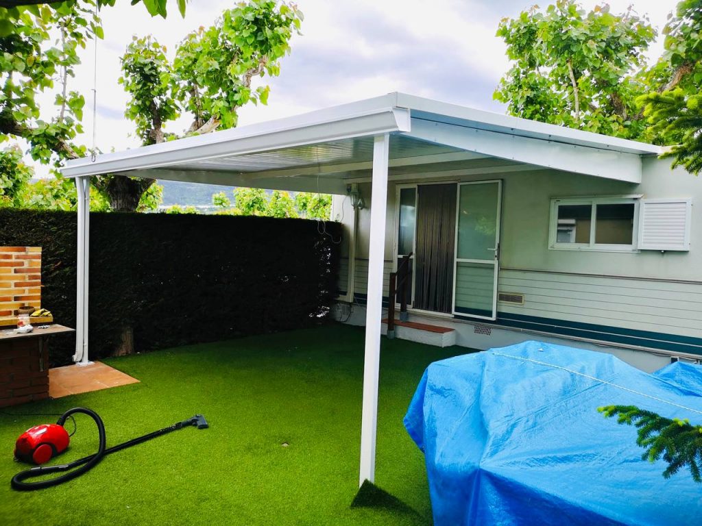 Montaje de pérgola de aluminio en jardín en Blanes, ofreciendo sombra y protección con diseño moderno.