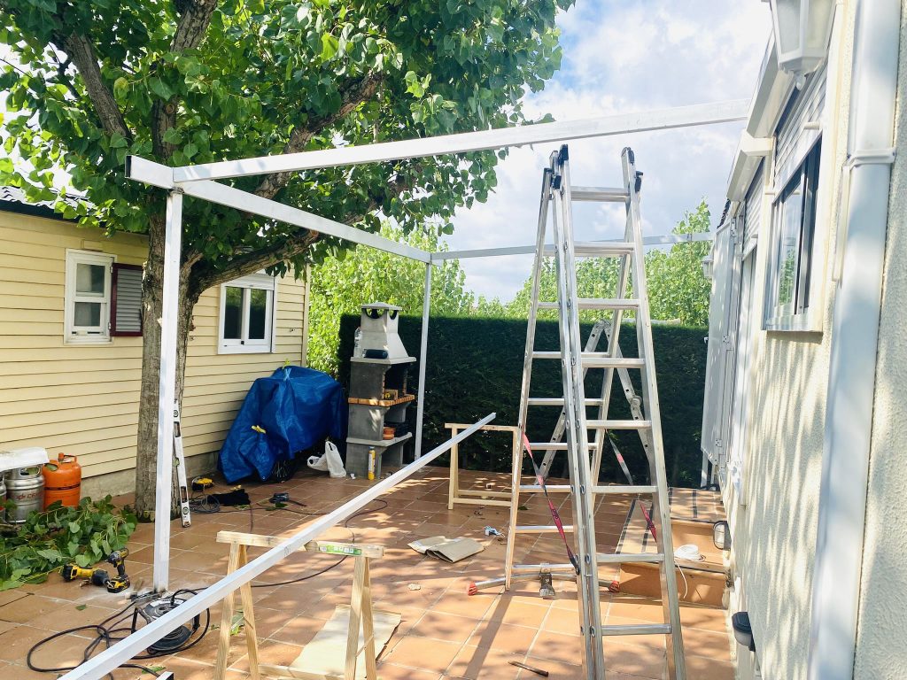 Instalación de cubiertas de chapa en una vivienda de Caldes d’Estrac, con estructura metálica y acabado resistente para proteger de la lluvia y el sol.