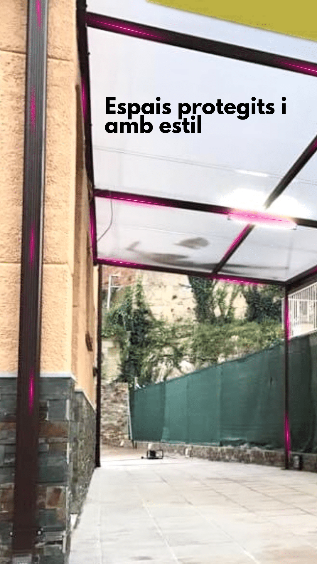 Cobertizo de aluminio instalado en zona de parrilla familiar